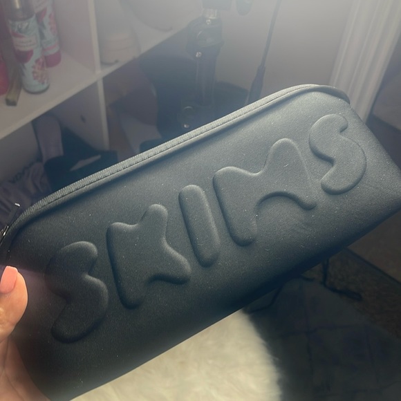 SKIMS BIG TRAVEL POUCH - Picture 1 of 4